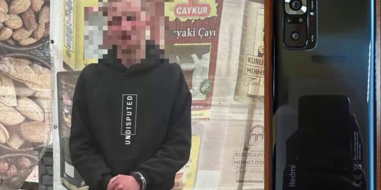 В Кишиневе молодые люди пригрозили прохожему ножом и украли мобильный телефон. Им грозит до 10 лет тюрьмы