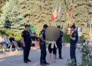 Femeie agresivă în public, reținută de carabinieri. A fost transportată la psihiatrie