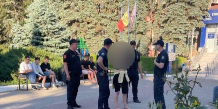 Femeie agresivă în public, reținută de carabinieri. A fost transportată la psihiatrie