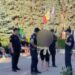 Femeie agresivă în public, reținută de carabinieri. A fost transportată la psihiatrie