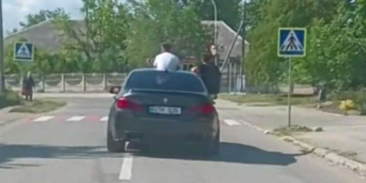 Un tânăr ieșit prin trapă, iar altul – pe geamul unei mașini, filmați la Leova