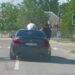 Un tânăr ieșit prin trapă, iar altul – pe geamul unei mașini, filmați la Leova