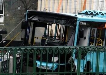 Число погибших при падении автобуса в реку в Петербурге выросло до семи человек