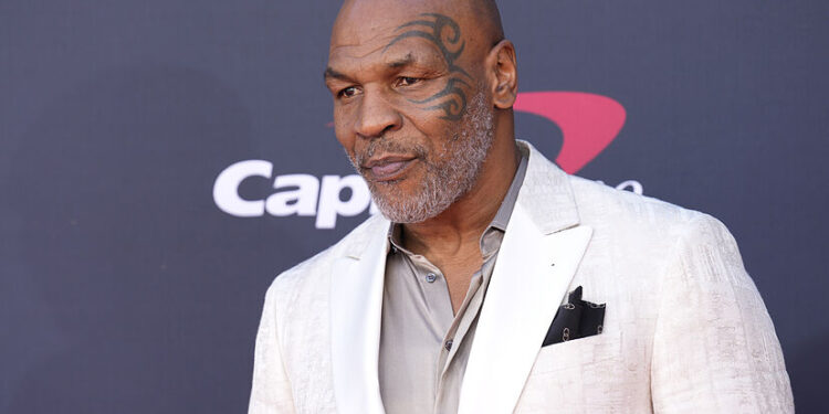 Майку Тайсону потребовалась медпомощь во время перелета в Лос-Анджелес