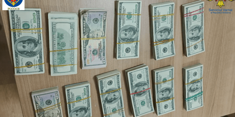 Peste 100.000 dolari de contrabandă, depistați într-un autocar sosit din Odesa. Ascunzișul ingenios descoperit de vameși