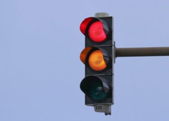 Peste câțiva ani ar putea exista semafoare cu patru culori – roșu, galben, verde și alb. Care este motivul