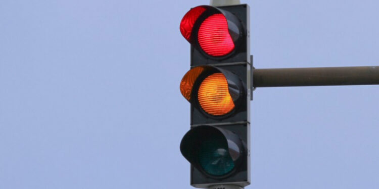 Peste câțiva ani ar putea exista semafoare cu patru culori – roșu, galben, verde și alb. Care este motivul