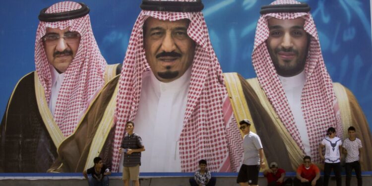 Назван топ-5 самых богатых королевских семей