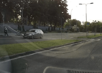 Un biciclist, spulberat de o mașină pe trecerea de pietoni: Traversa strada neregulamentar