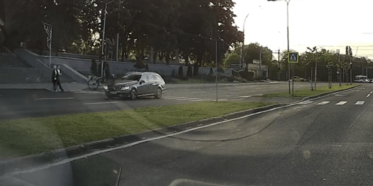 Un biciclist, spulberat de o mașină pe trecerea de pietoni: Traversa strada neregulamentar