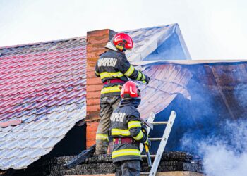 Vijeliile au făcut ravagii în România: O casă a luat foc după ce a fost lovită de trăsnet. Mașini luate de ape, găsite la un kilometru distanță