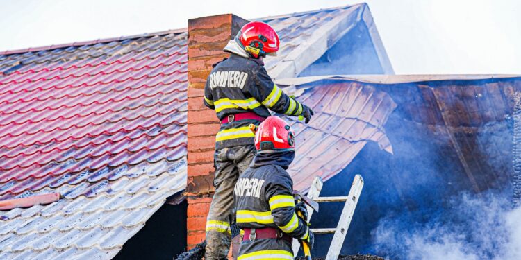 Vijeliile au făcut ravagii în România: O casă a luat foc după ce a fost lovită de trăsnet. Mașini luate de ape, găsite la un kilometru distanță