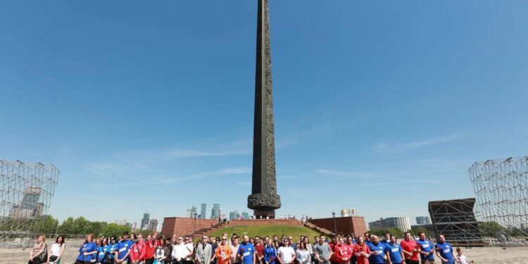Более 100 участников образовательной программы НКО «Евразия», молодогвардейцев и активистов «Волонтерской Роты» возложили цветы к Вечному огню в Парке Победы