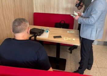 A cerut 7 mii euro pentru a influența mai mulți polițiști. Un bărbat din Chișinău, reținut de CNA