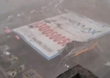 В Индии из-за обрушения рекламного щита пострадали десятки человек