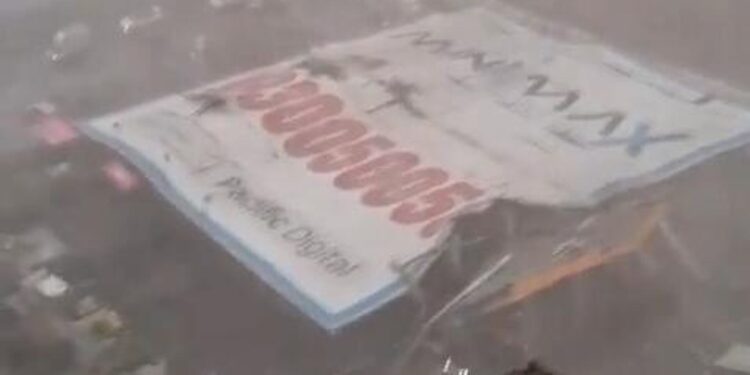 В Индии из-за обрушения рекламного щита пострадали десятки человек