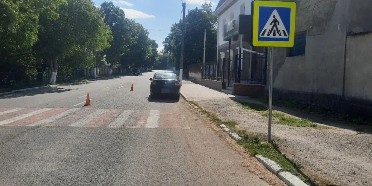 Transportat de urgență la spital: Un copil de 13 ani, lovit de un automobil pe o trecere de pietoni din Ocnița