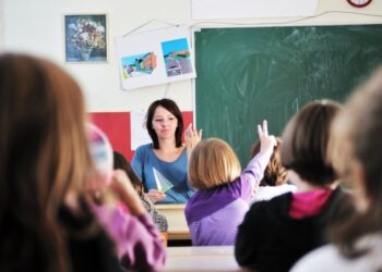 В Молдове будут штрафовать за оскорбление учителей. Парламент утвердил поправки