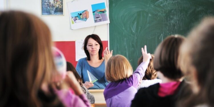 В Молдове будут штрафовать за оскорбление учителей. Парламент утвердил поправки