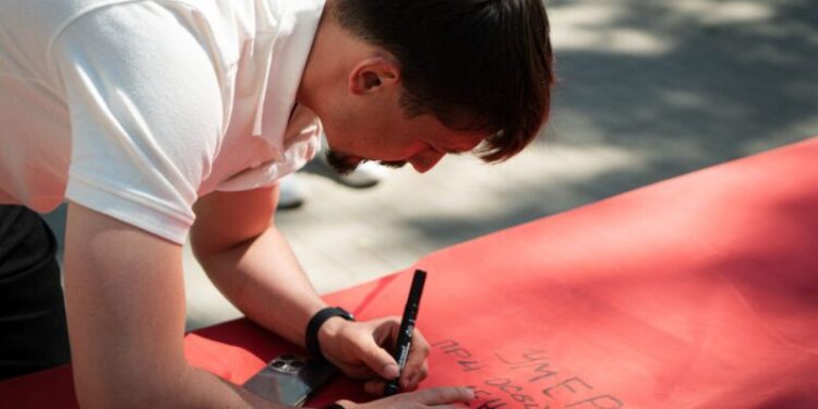 Pregătiri pentru ziua de 9 mai: Partidul ”Renaștere” a desfășurat campania „Panglica eroilor”