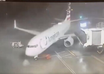 Un avion Boeing a fost luat de vânt când pasagerii se pregăteau de îmbarcare