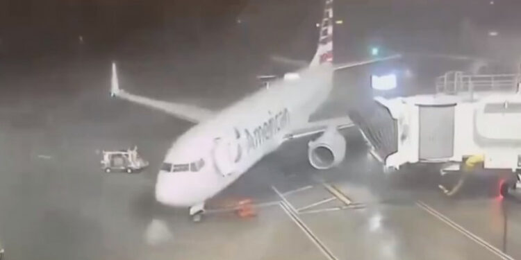 Un avion Boeing a fost luat de vânt când pasagerii se pregăteau de îmbarcare