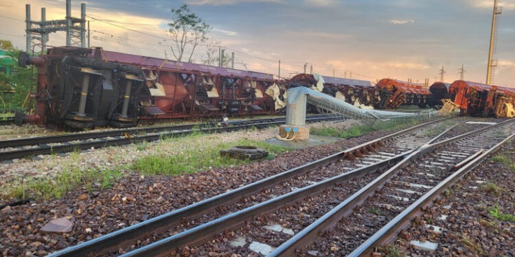 Un tren a fost răsturnat de tornadă în nordul Italiei