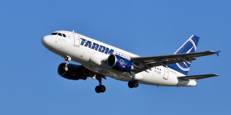 Un avion Tarom cu destinația București, s-a întors pe aeroportul din Paris după ce a lovit un stol de păsări
