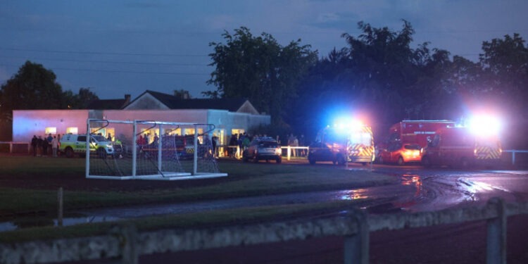 Un fulger a lovit un teren de fotbal din Franța. Un om a murit, iar alți trei au fost răniți