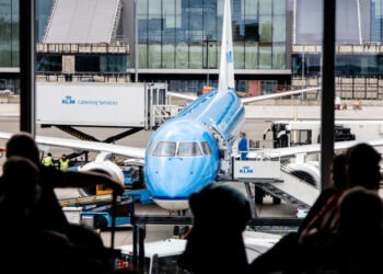 O persoană a murit după ce a fost aspirată de motorul unui avion, pe aeroportul Schiphol din Amsterdam
