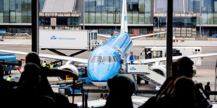 O persoană a murit după ce a fost aspirată de motorul unui avion, pe aeroportul Schiphol din Amsterdam