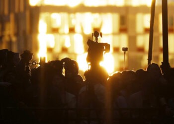 Fenomen rar şi spectaculos în New York. Mii de oameni s-au adunat pe străzi să admire Manhattanhenge