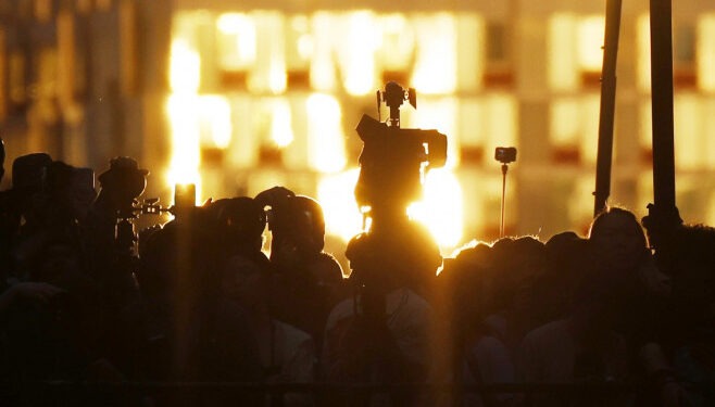 Fenomen rar şi spectaculos în New York. Mii de oameni s-au adunat pe străzi să admire Manhattanhenge