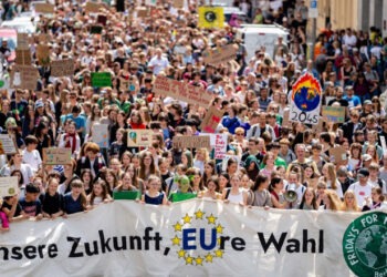 Protest uriaș al activiștilor de mediu în 127 de orașe din UE, înainte de alegerile europarlamentare