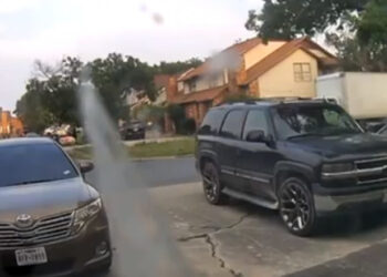 Atac cu arme semiautomate, surprins de o cameră de supraveghere, în SUA. O persoană a murit, 4 au fost grav rănite