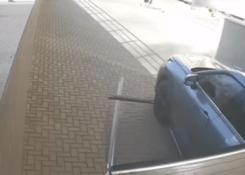 A furat un automobil din parcarea subterană din sectorul Ciocana al Capitalei. Momentul – surprins de camere