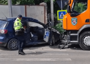 Accident violent în sectorul Buiucani. Pasagerul unui Volkswagen a fost preluat de ambulanță