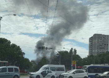 Incendiu în capitală: Un service auto a fost cuprins de flăcări