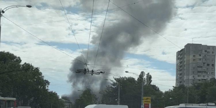 Incendiu în capitală: Un service auto a fost cuprins de flăcări