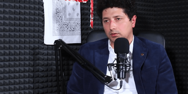 După ce a pretins că vrea să protejeze aeroportul de privatizare, Radu Marian a recunoscut că amendamentul său are de fapt scopul de a transmite spațiile comerciale pentru o perioadă mai lungă