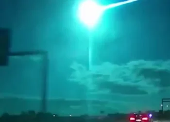 Гигантский ярко-синий метеорит пролетел над Португалией