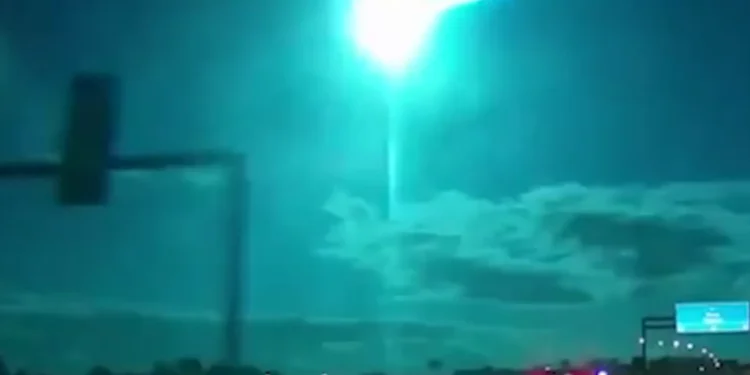 Гигантский ярко-синий метеорит пролетел над Португалией