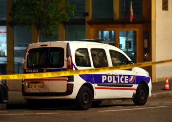 Doi polițiști au fost împușcați de bărbatul pe care l-au arestat, într-o secție din Paris