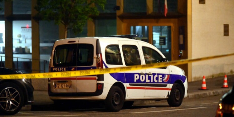 Doi polițiști au fost împușcați de bărbatul pe care l-au arestat, într-o secție din Paris