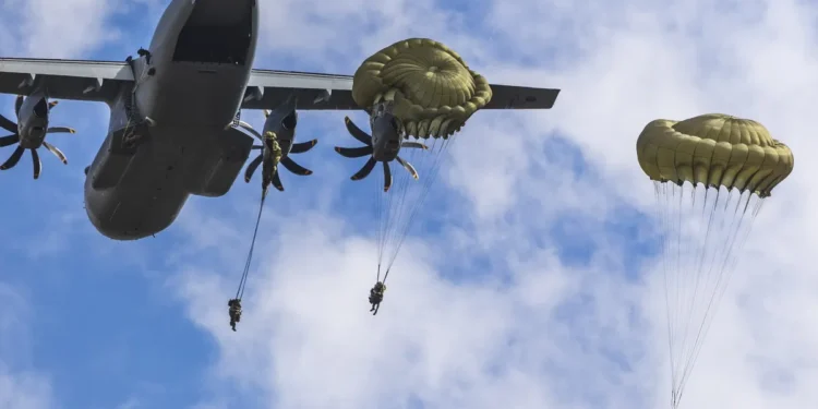 Минобороны: Молдавские и американские военные проведут совместные парашютные учения