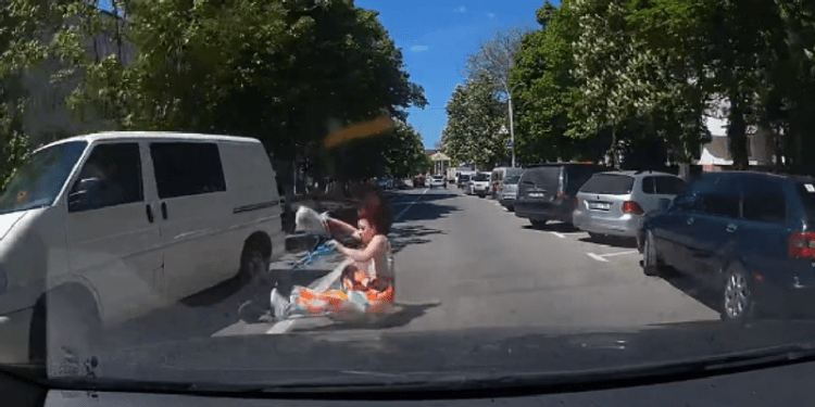 La un pas de tragedie: O femeie a căzut de pe o trotinetă și a ajuns sub roțile unei mașini, în capitală
