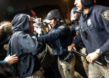 Violențe la Universitatea Columbia. Polițiștii din New York au intervenit în forță în campusul blocat de manifestanți. 100 de arestări