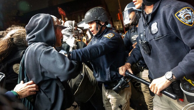 Violențe la Universitatea Columbia. Polițiștii din New York au intervenit în forță în campusul blocat de manifestanți. 100 de arestări
