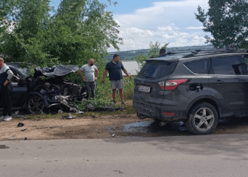 Două automobile, făcute praf pe o stradă din capitală: Una dintre șoferițe și un minor, transportați la spital