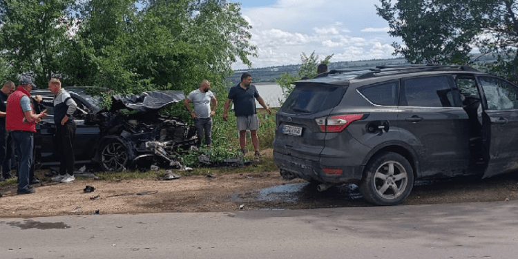 Două automobile, făcute praf pe o stradă din capitală: Una dintre șoferițe și un minor, transportați la spital